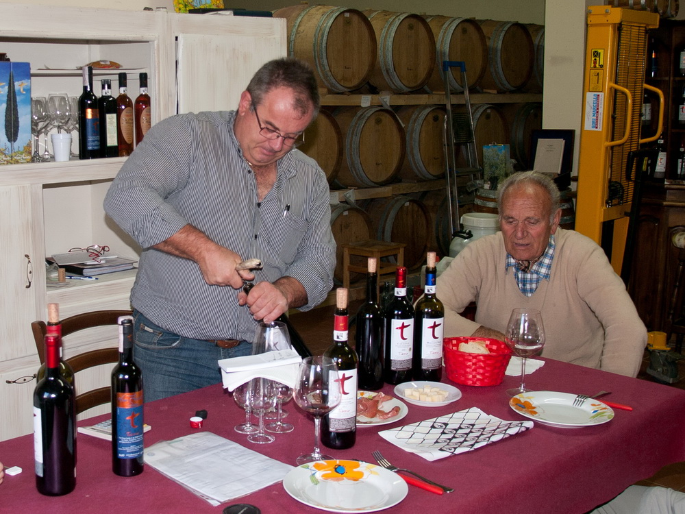 Weingut Tiberio, Verkostung in der Cantina