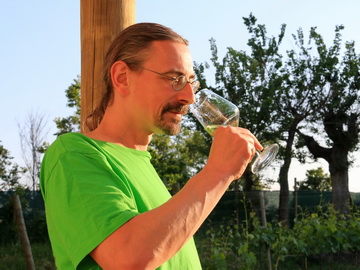 Matthias beim Kosten am Weingut Terracruda